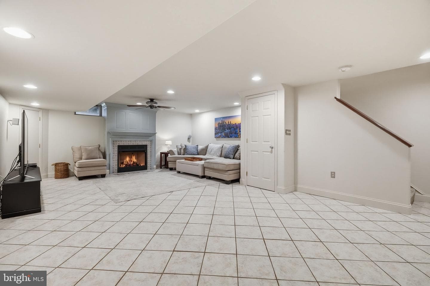 651 Coates Lane photo 31