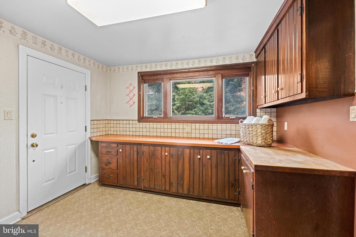 111 E Montgomery Avenue photo 26