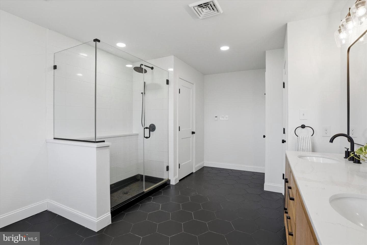 41 S Grange Avenue photo 32