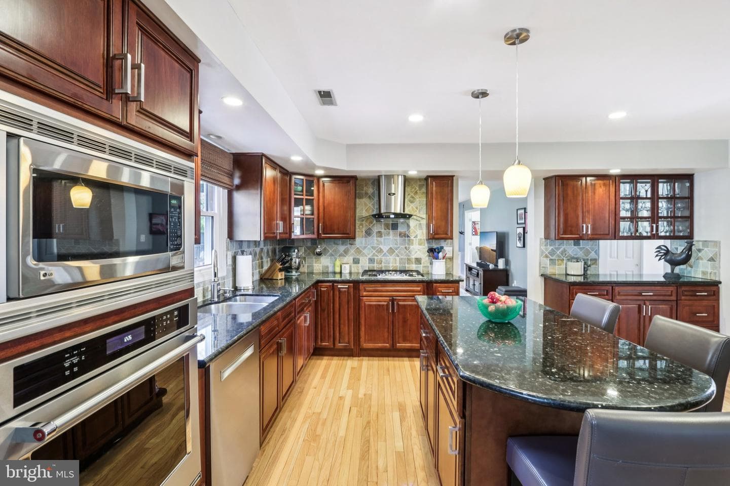 1228 Jarvis photo 25