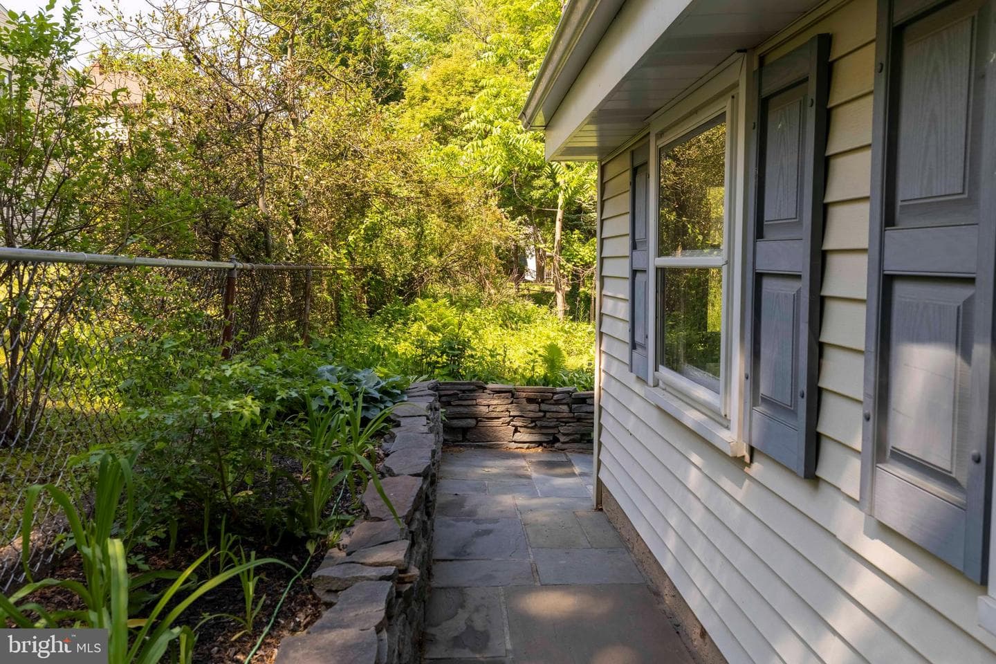 950 Bradfield Road photo 33