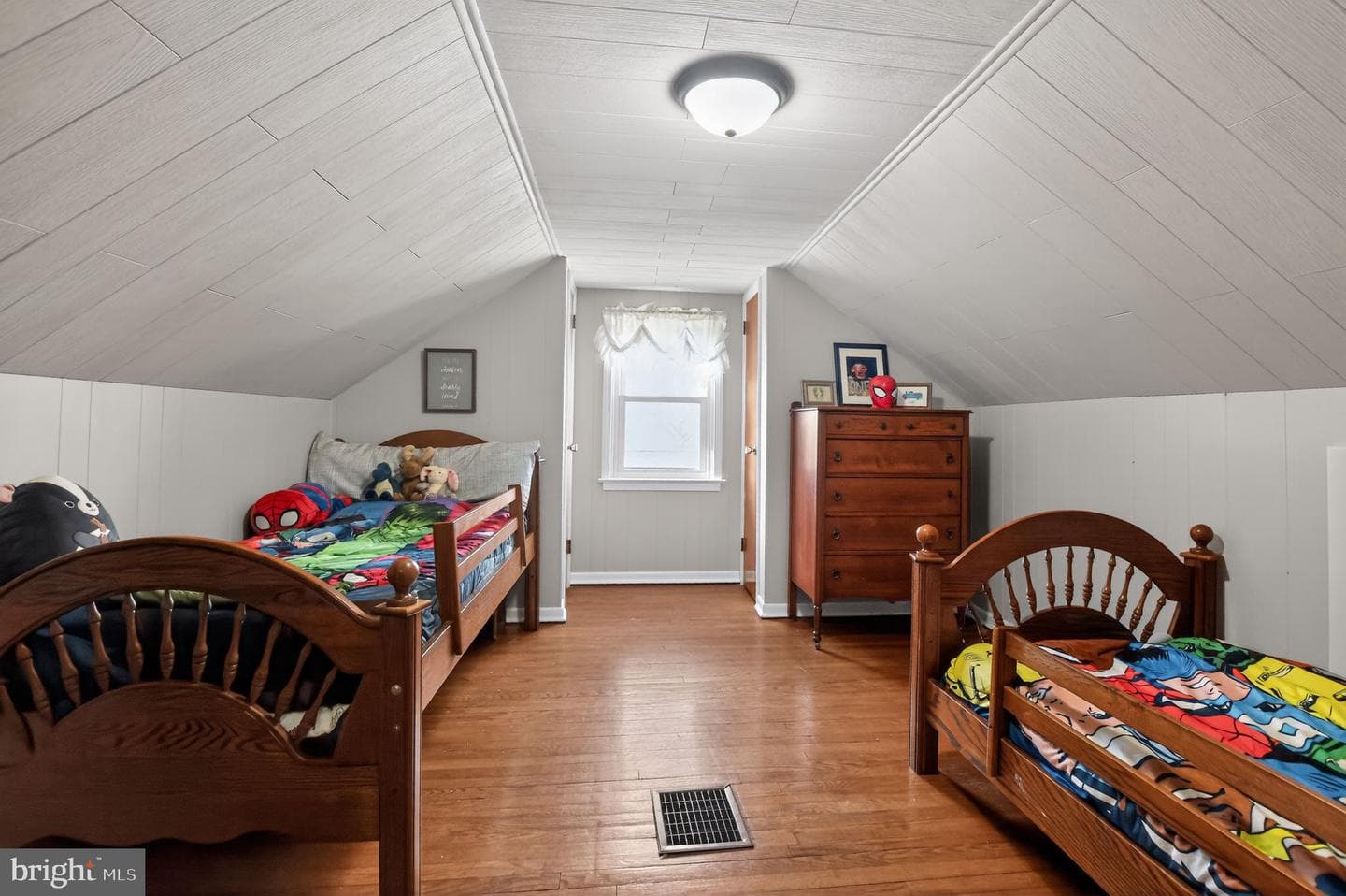 548 Belmont Street photo 17