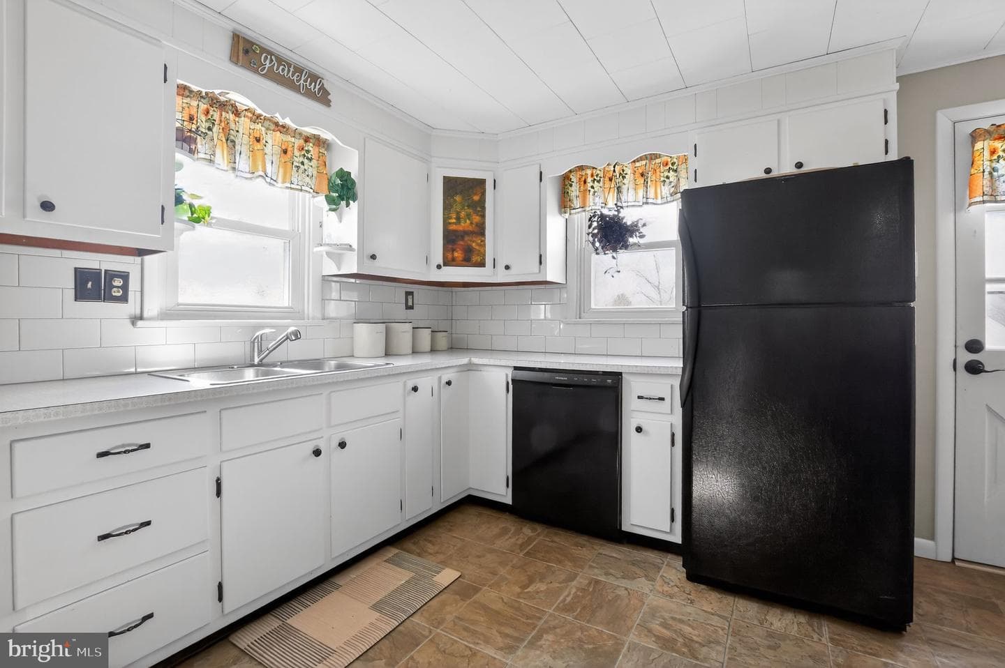 548 Belmont Street photo 8