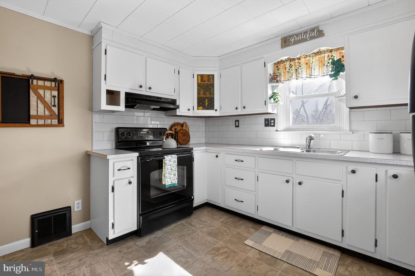 548 Belmont Street photo 9