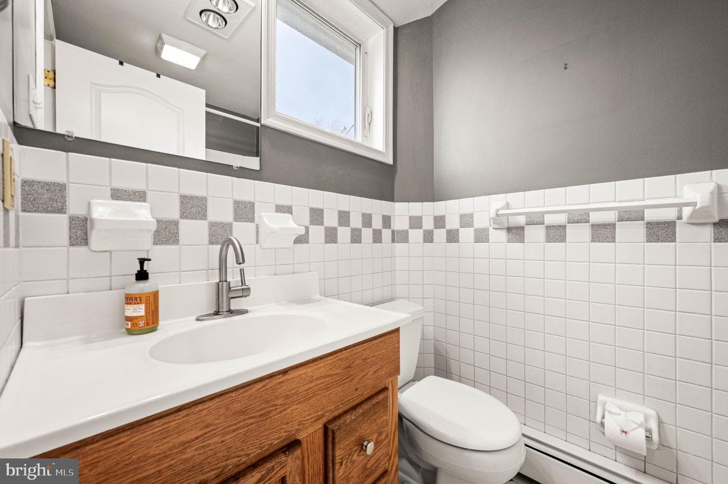 241 W King Street photo 16