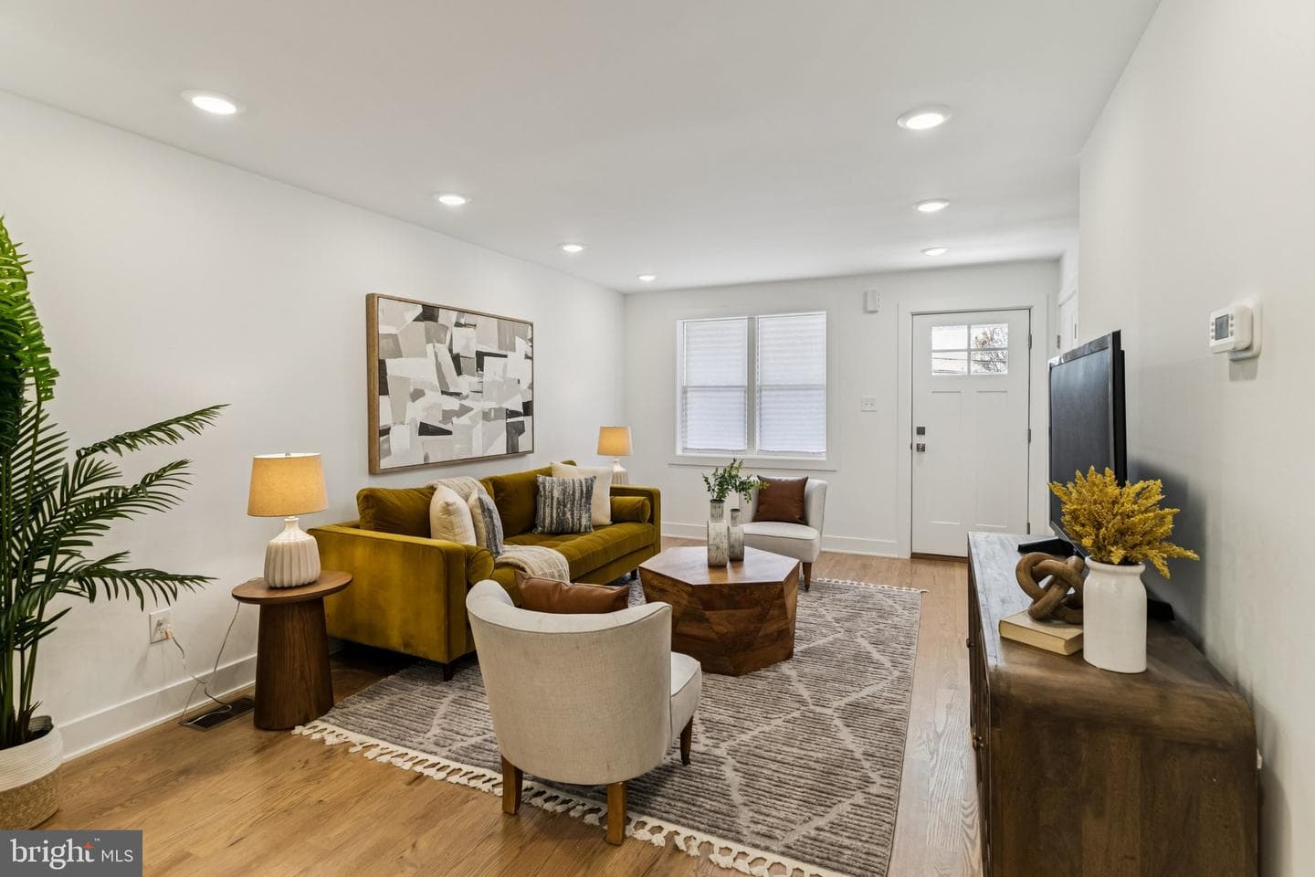 732 Harry Street photo 6