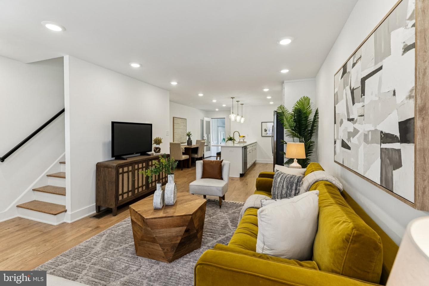 732 Harry Street photo 8