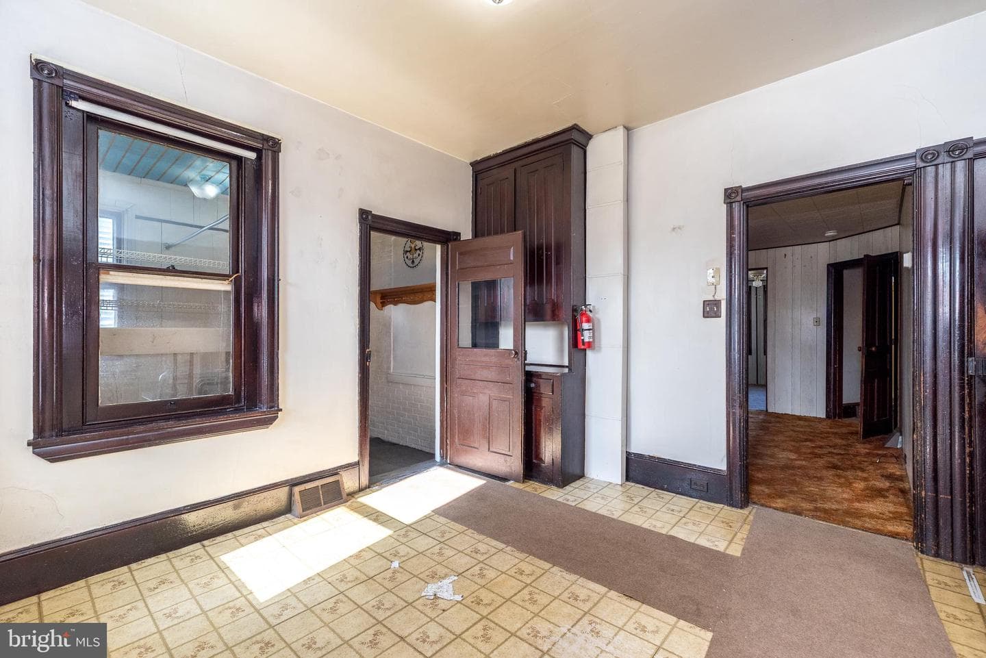 118 E 6th Street photo 9
