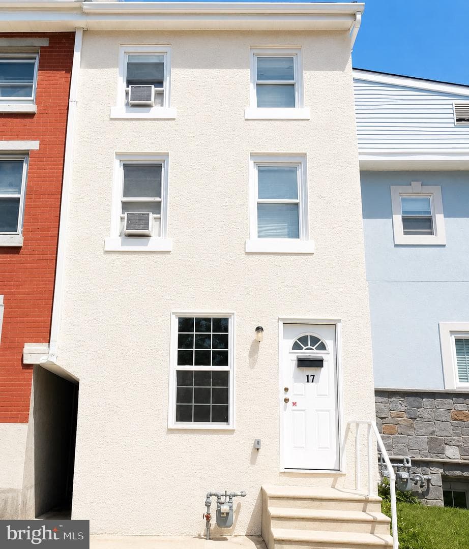 17 W Oak Street photo 1
