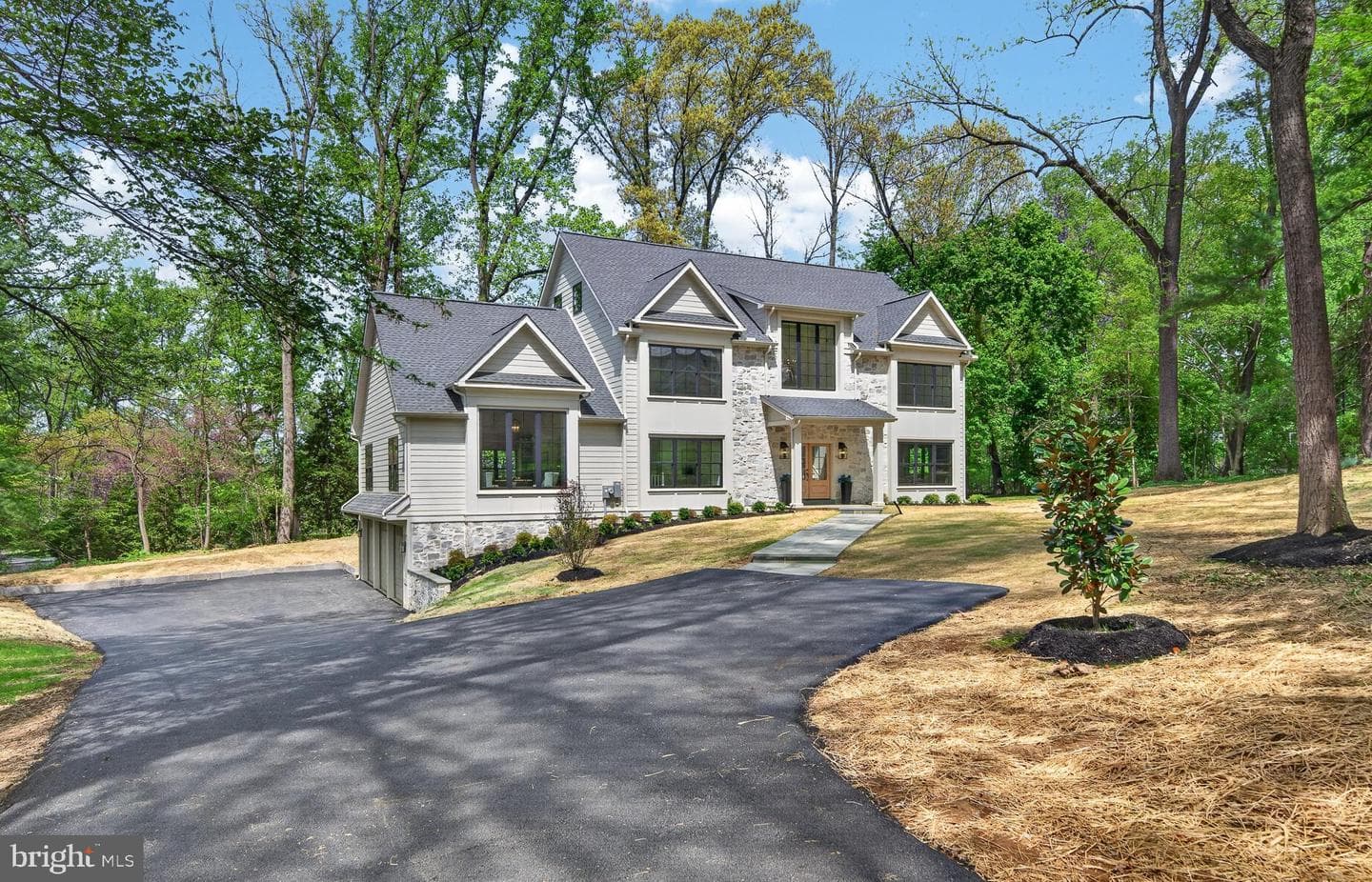 828 Summit Road photo 1