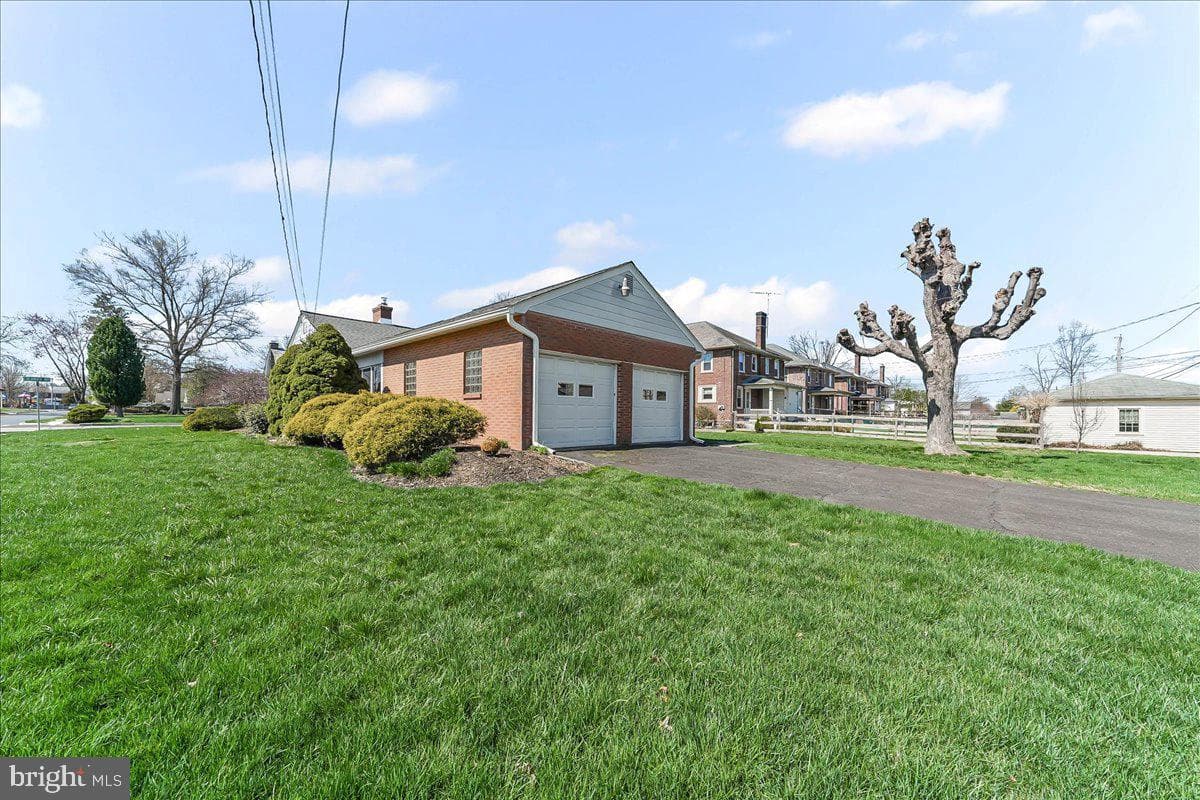 901 Columbia Avenue photo 31