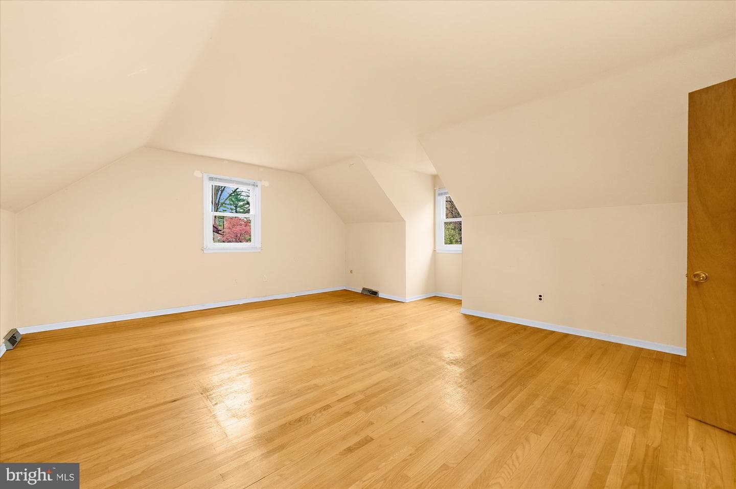 552 Woodward Drive photo 10