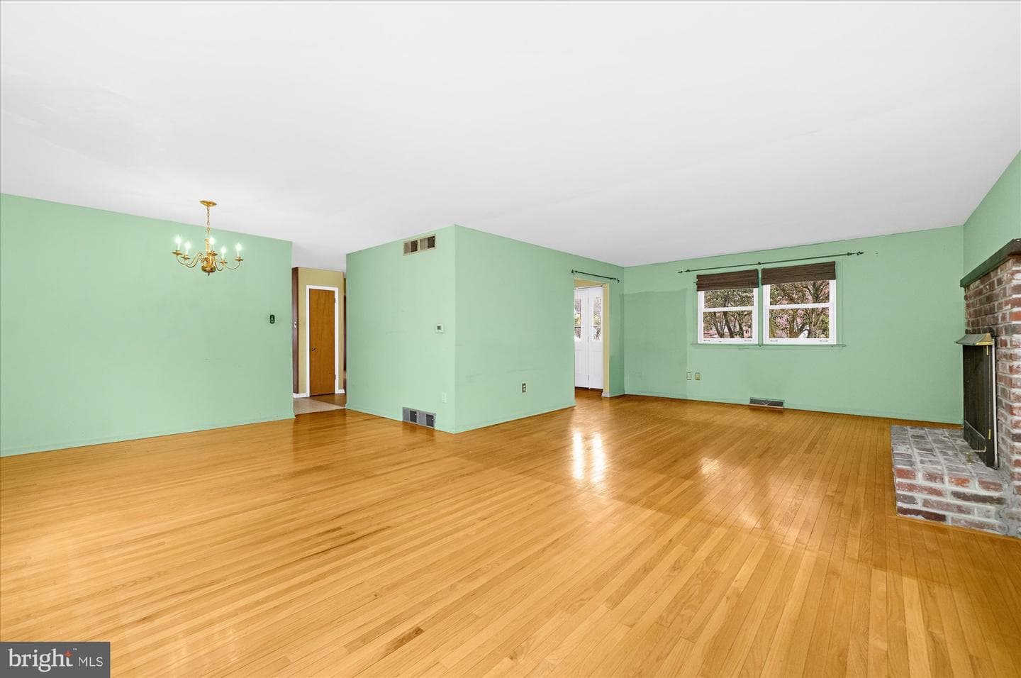 552 Woodward Drive photo 4