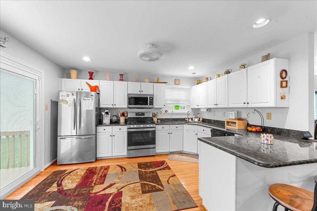 433 Green View Court photo 11