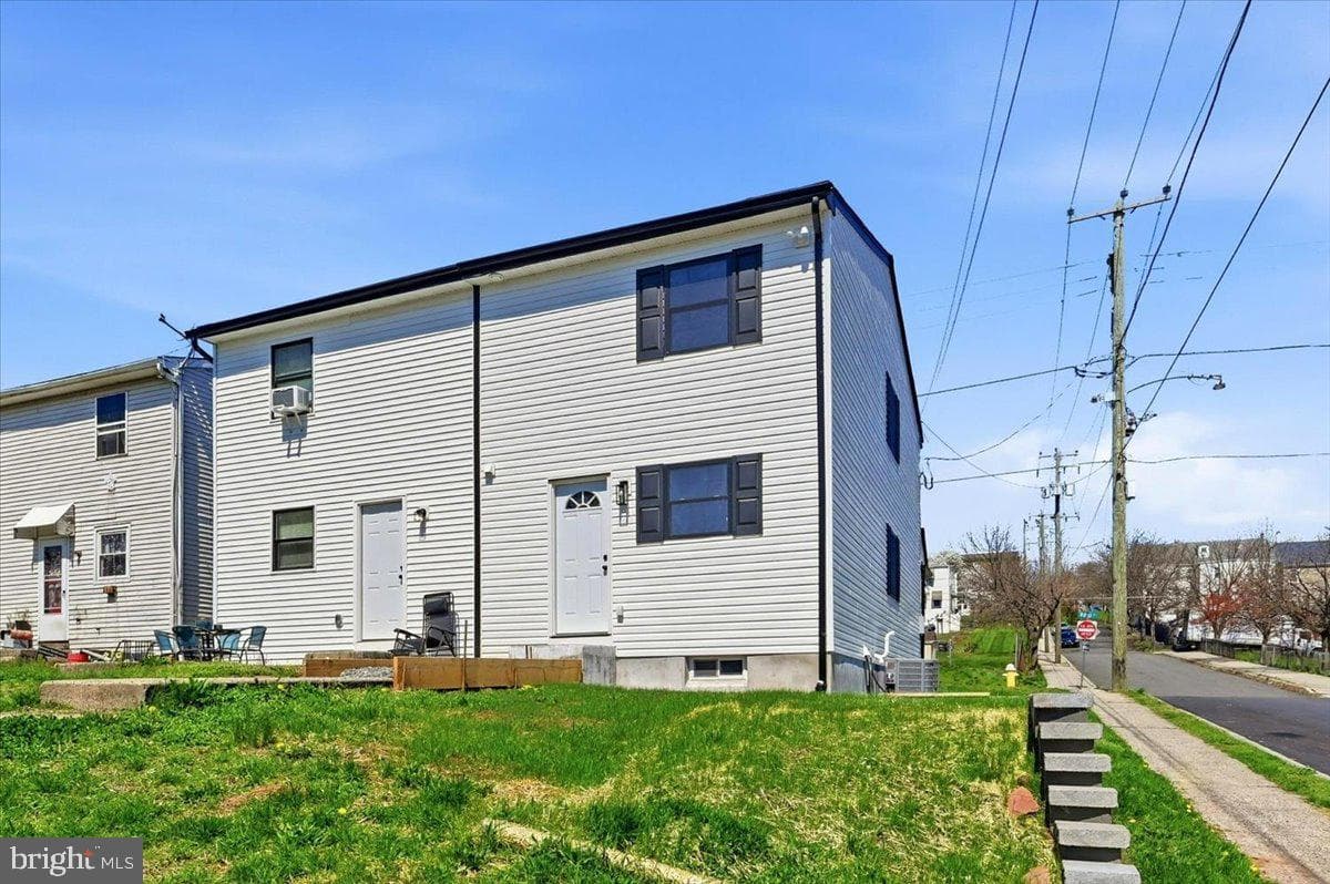 582 Walnut Street photo 4
