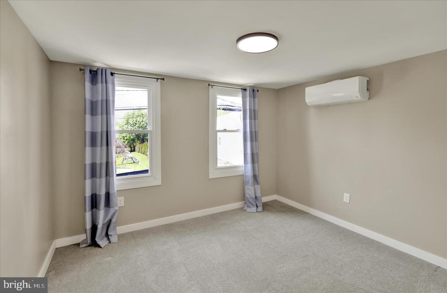 550 E Howard Street photo 13