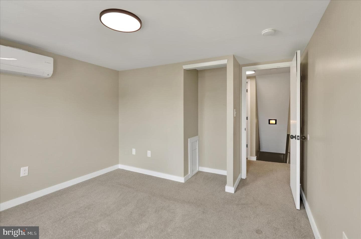 550 E Howard Street photo 14