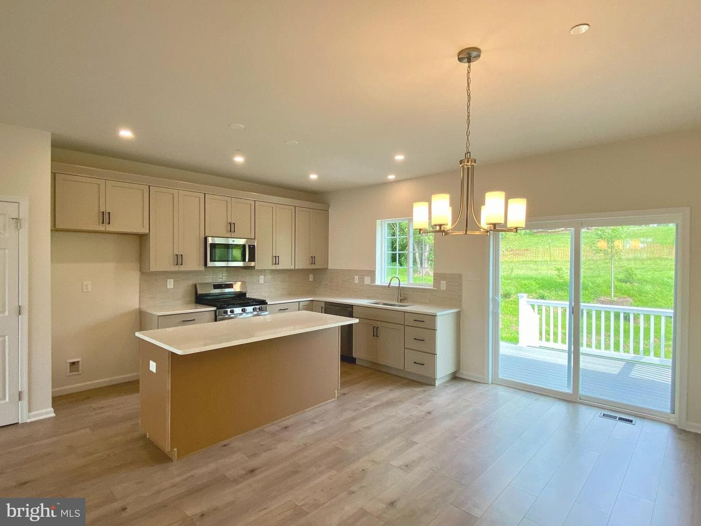 308 East Sawyer Court photo 4