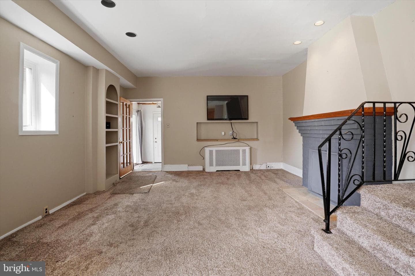 301 Grayling Avenue photo 4
