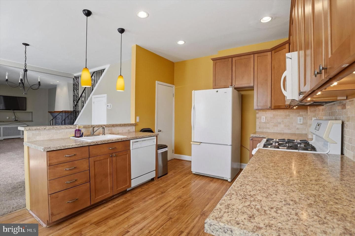 301 Grayling Avenue photo 8