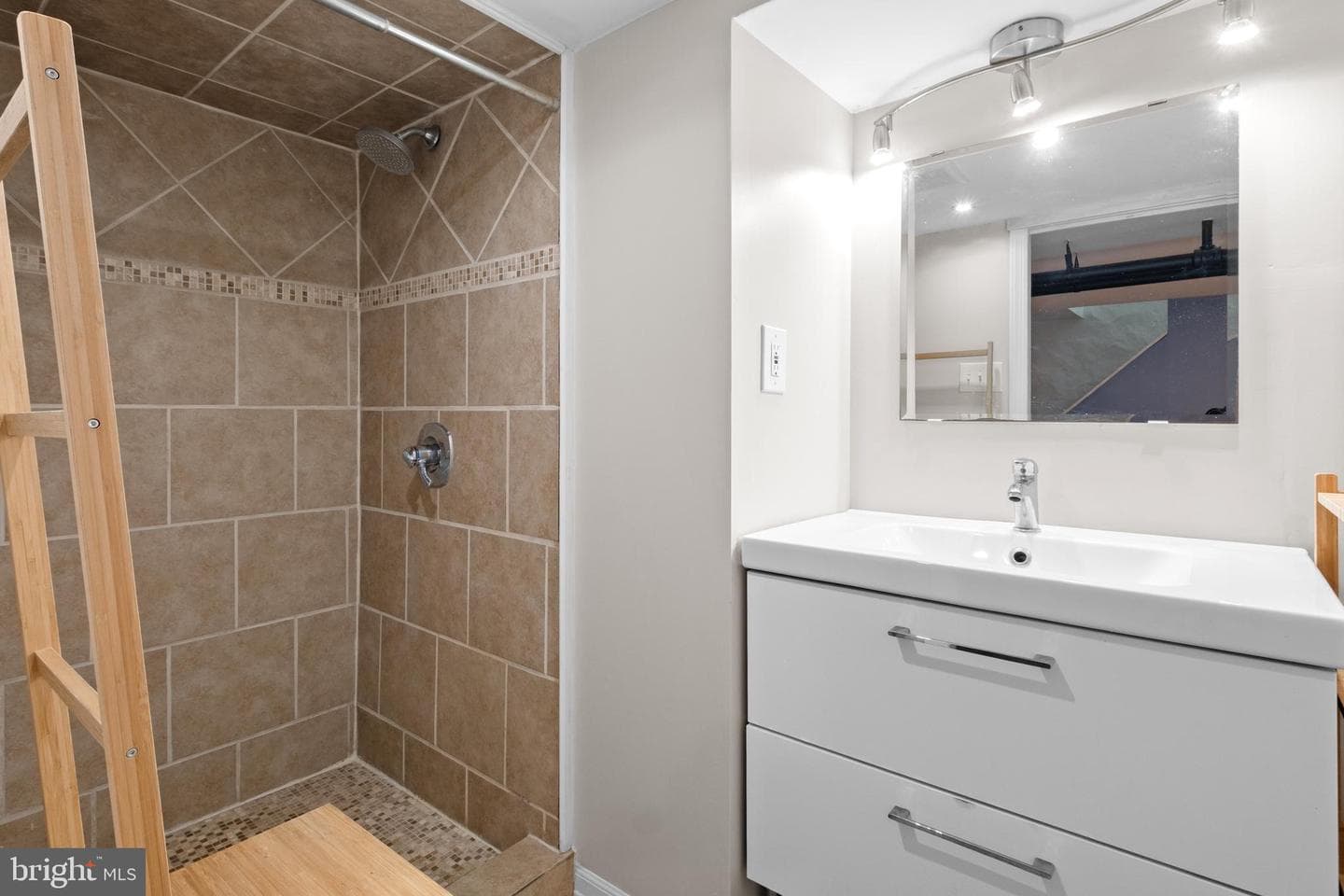 464 Brookhurst Avenue photo 34