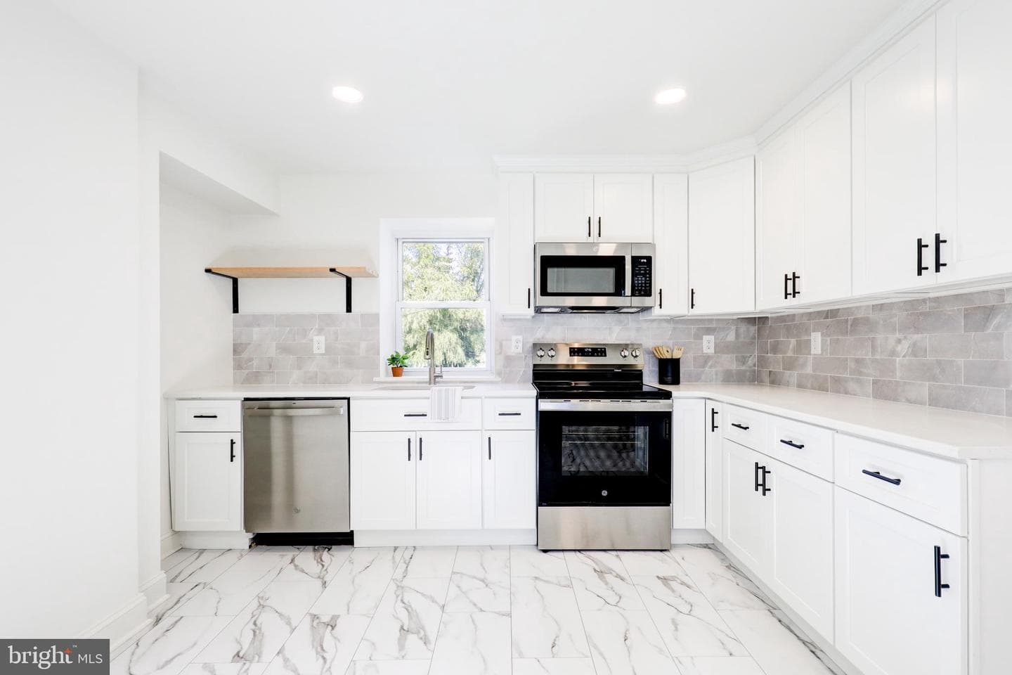 461 W 11th Avenue photo 8