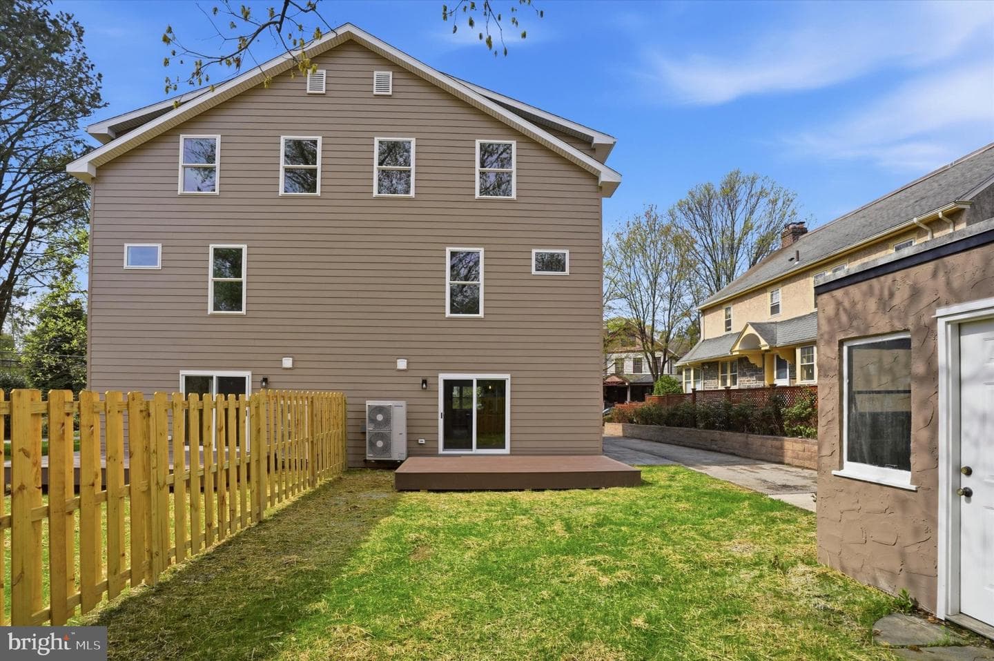425 Grove Place photo 3