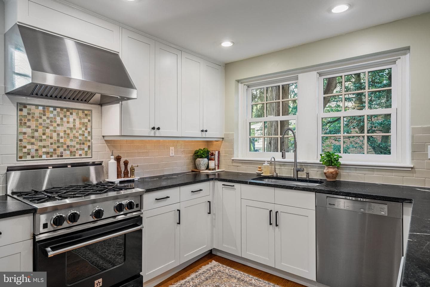 7901 Cobden Road photo 10