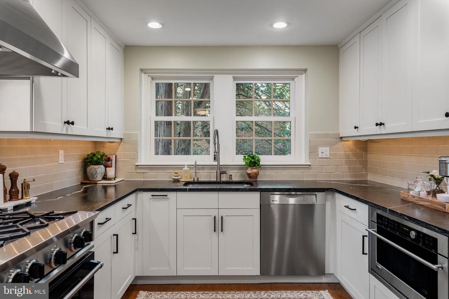 7901 Cobden Road photo 11