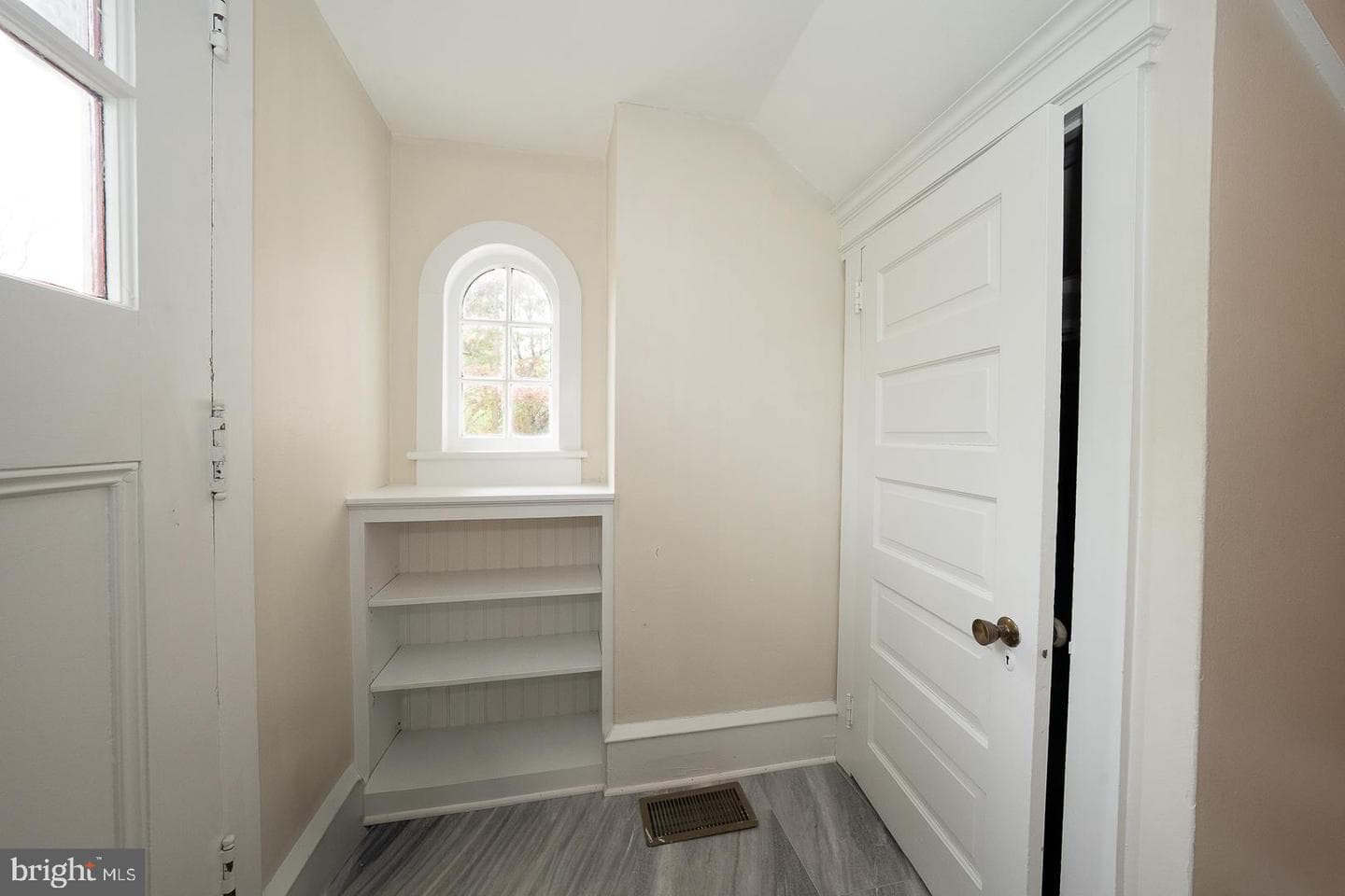1121 Montgomery Avenue photo 12