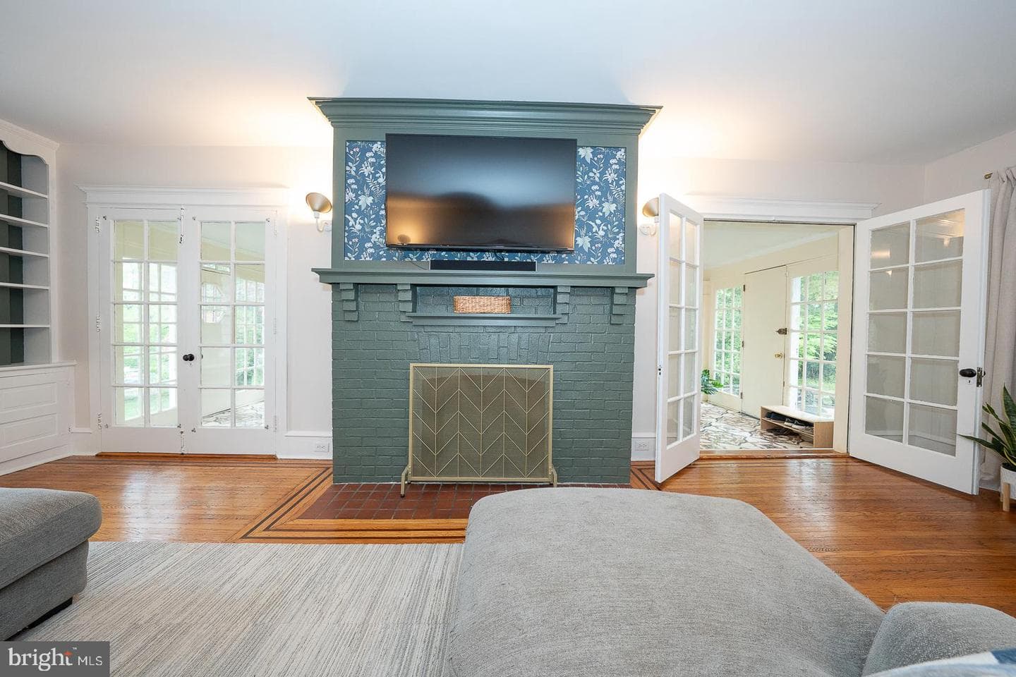 1121 Montgomery Avenue photo 2