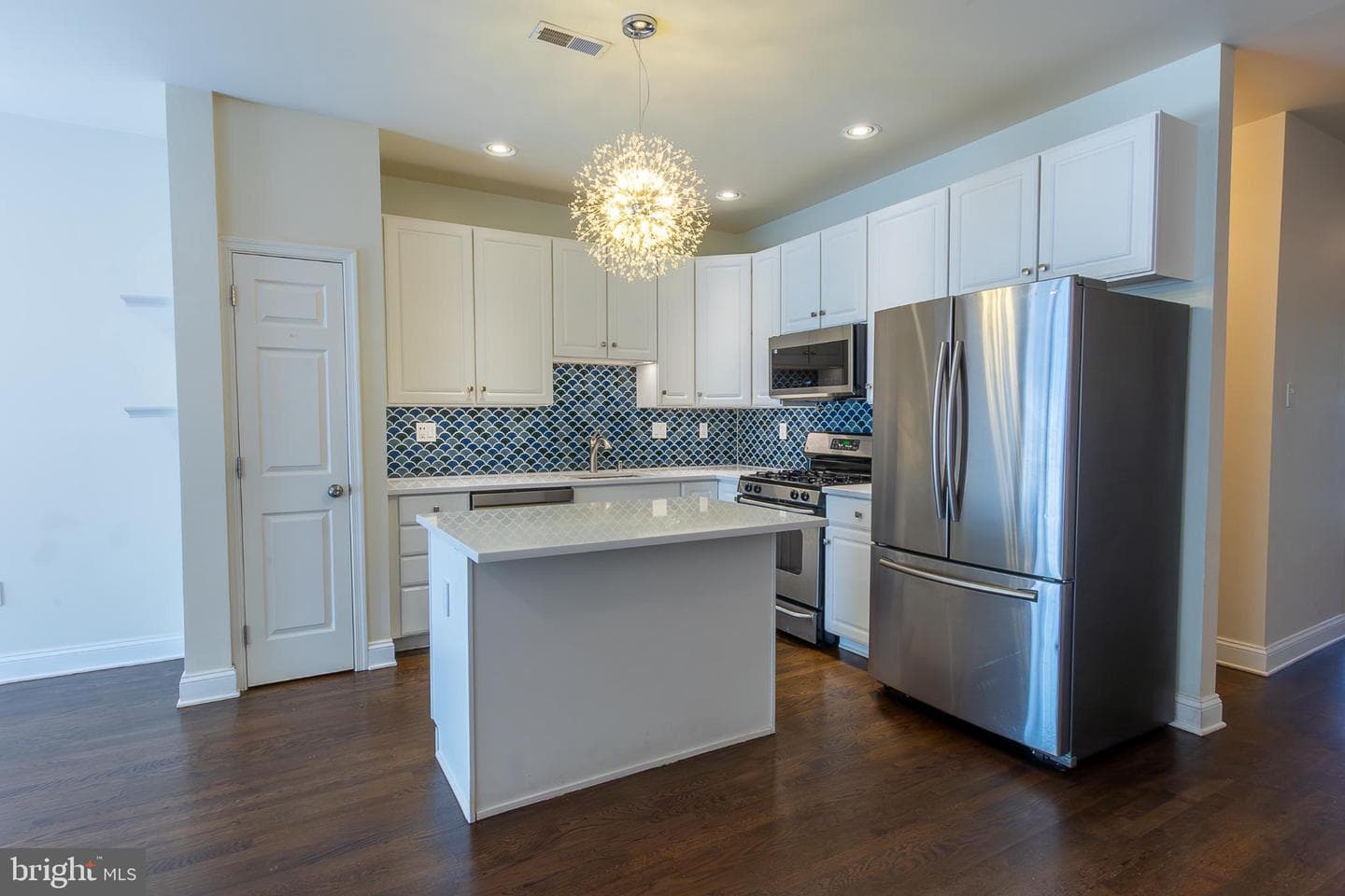 1025 Ford Street photo 2