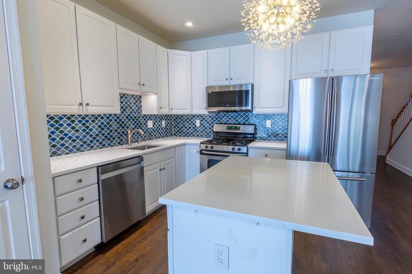1025 Ford Street photo 3