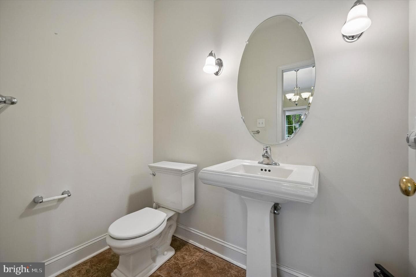9 E Roberts Street photo 17