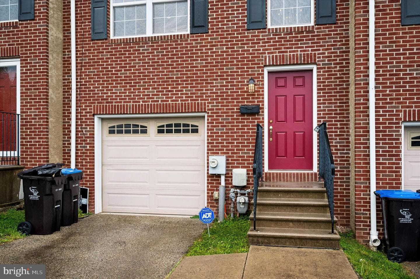 9 E Roberts Street photo 2