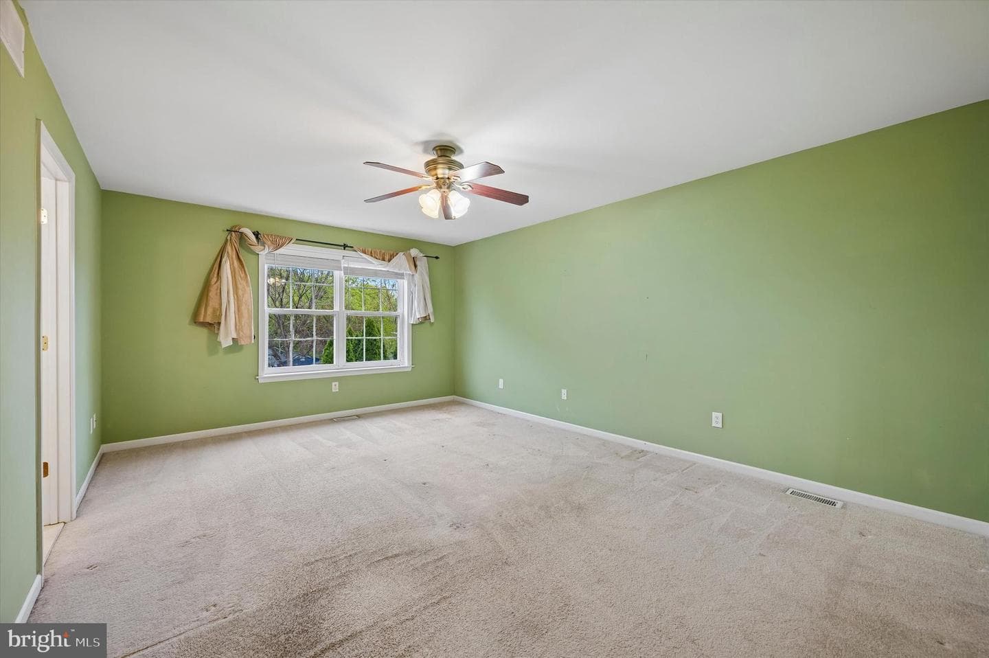 9 E Roberts Street photo 27