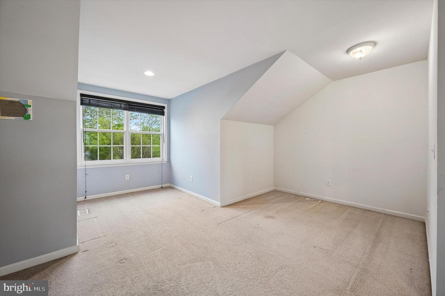 9 E Roberts Street photo 31