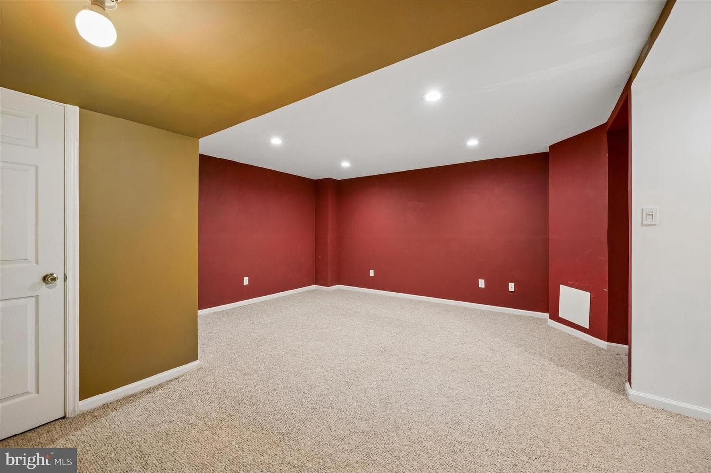 9 E Roberts Street photo 34