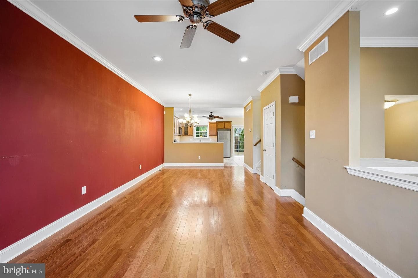 9 E Roberts Street photo 7