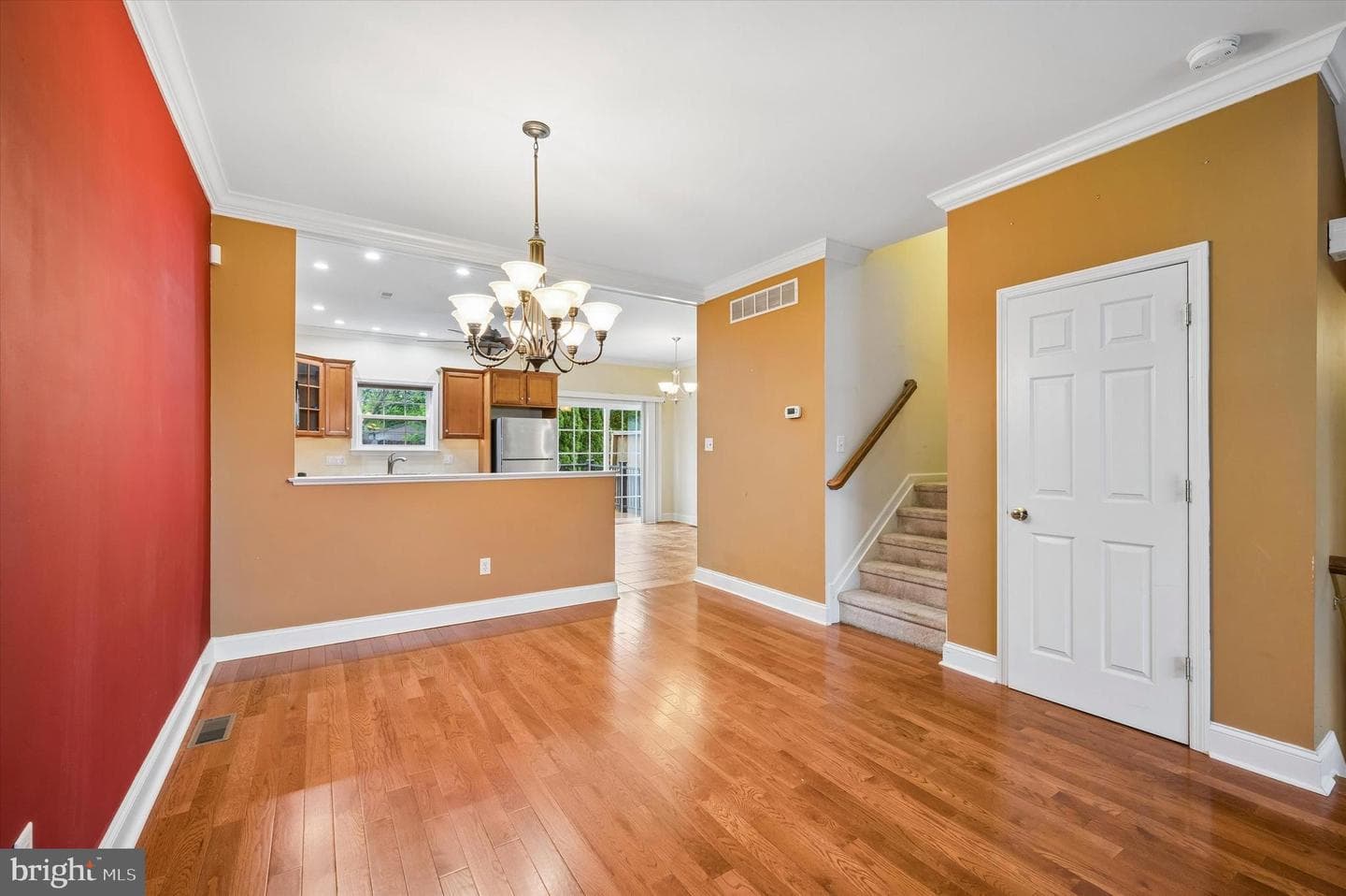 9 E Roberts Street photo 8