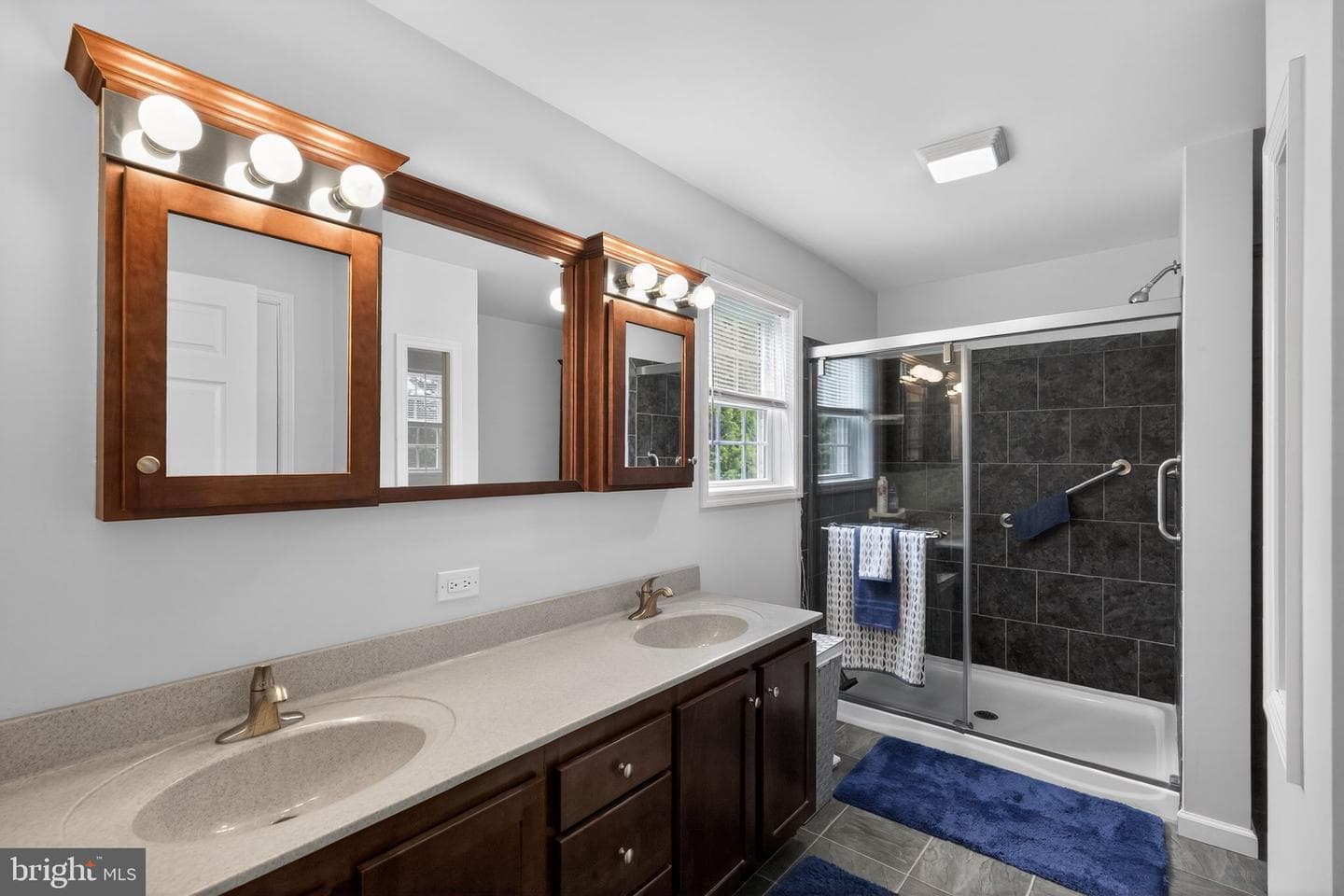 411 Honeysuckle Lane photo 18