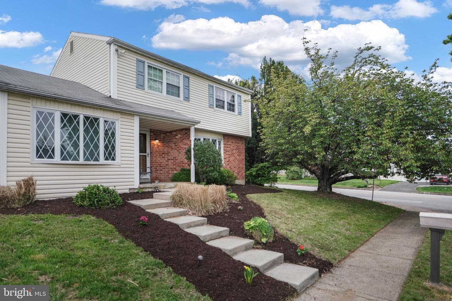 2830 Elliott Avenue photo 3