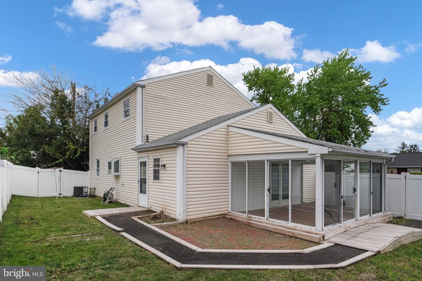 2830 Elliott Avenue photo 36