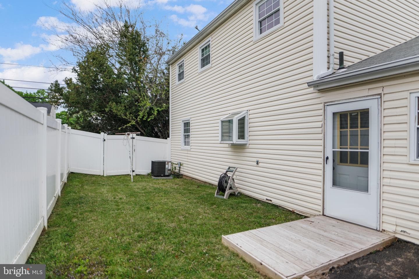 2830 Elliott Avenue photo 37