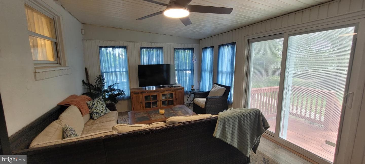 206 Burnside photo 33