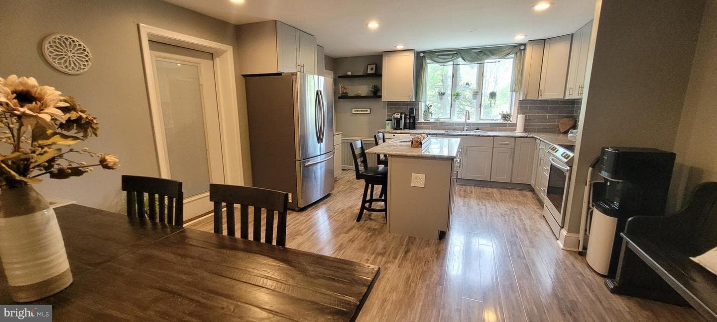 206 Burnside photo 5