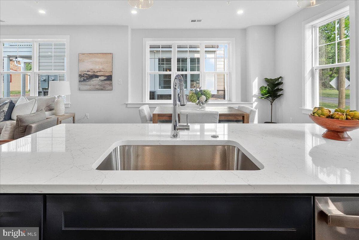 425 Isabelle Court #101 photo 16