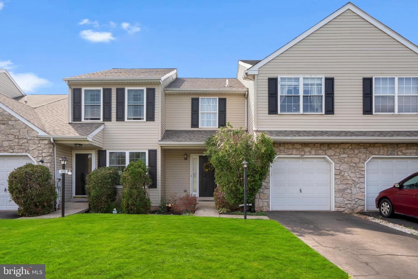 1437 Hillcrest Court photo 2