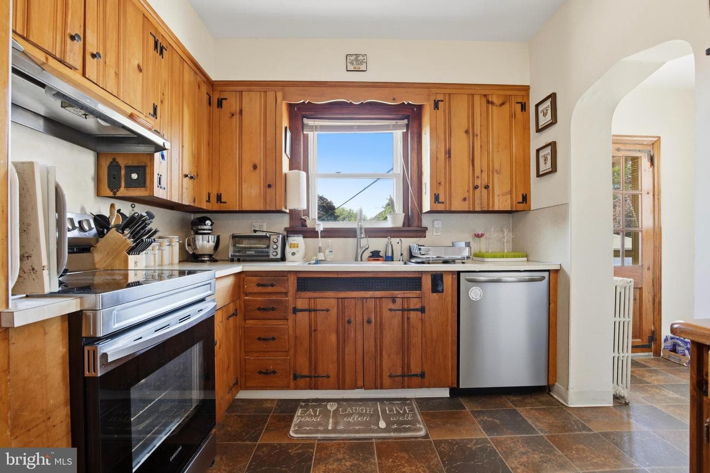 1204 Queen Street photo 11