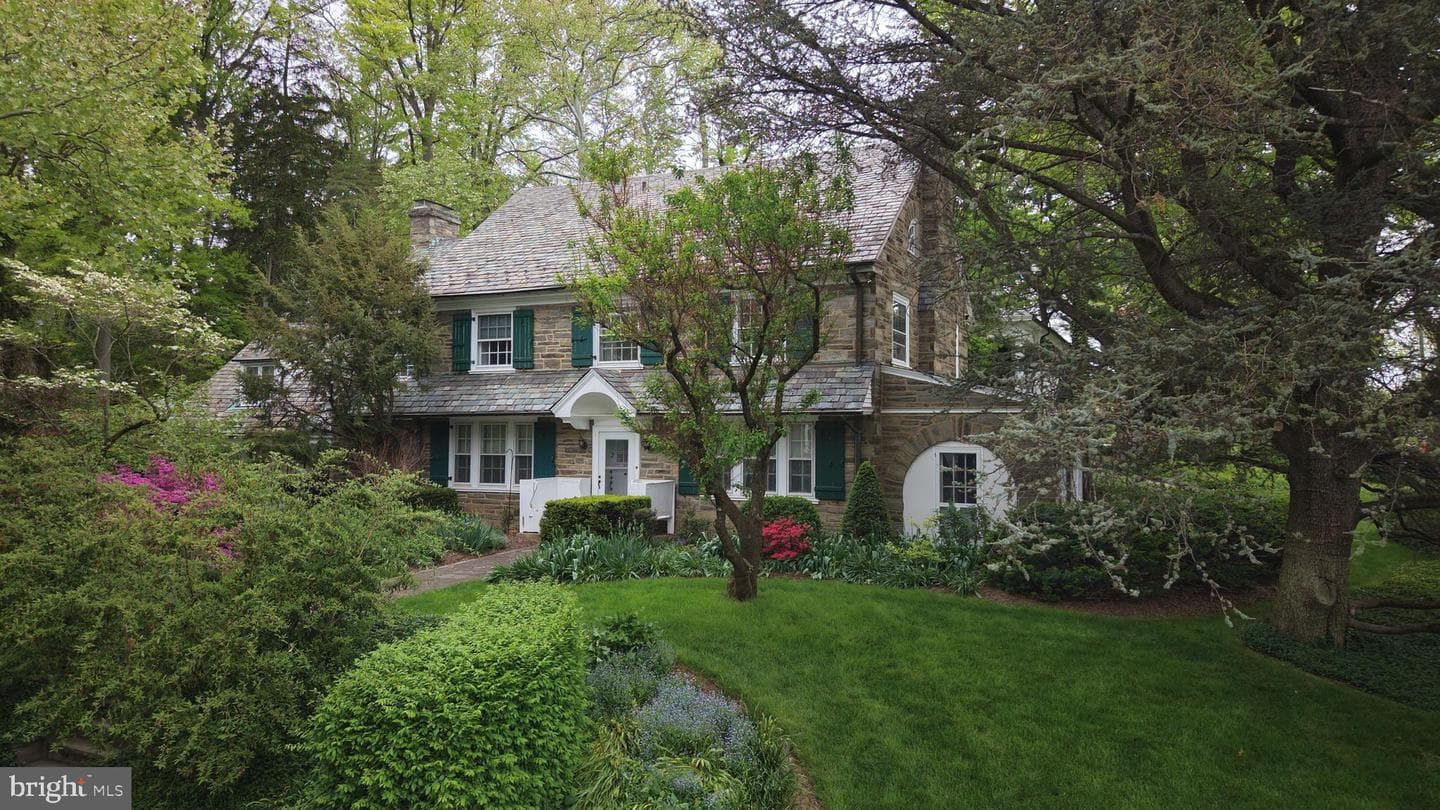105 E Logan Street photo 1